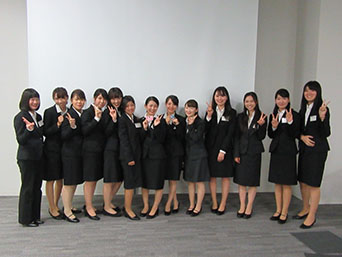 女子大学校集合写真 生活環境マネジメント学科の学生が「自然とともに生きるテーマパーク」をテーマに研究発表しました。 | 跡見学園女子大学
