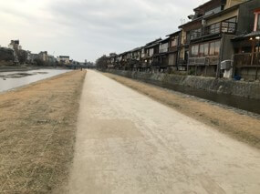 京都鴨川べり